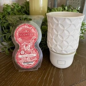 Scentsy White Wall Fan Diffuser Warmer with Johnny Appleseed Scent